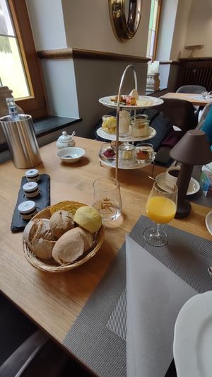 Brötchen; selbstgemachte Aufstriche und vieles mehr in der Etagère at Das Anders in Koenigswinter