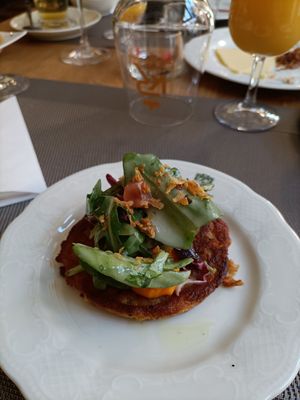 Kronetaler mit Wildkräutersalat at Das Anders in Koenigswinter