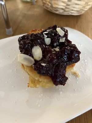 pancakes als teil des etagere-frühstücks   at Das Anders in Koenigswinter