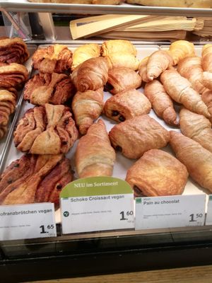 Neu - Vegane Schokocrossaints
& vegane Franzbrötchen  at denn's Biomarkt - Ottensen in Hamburg
