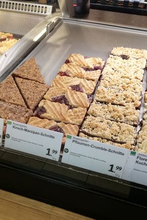 Kirsch-Marzipan Schnitte & Pflaumen-crumble-Schnitte at denn's Biomarkt - Ottensen in Hamburg