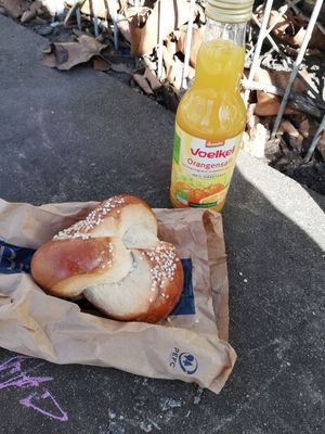 Laugenknoten und Orangensaft, zusammen knapp 3€ at denn's Biomarkt - Schanze in Hamburg