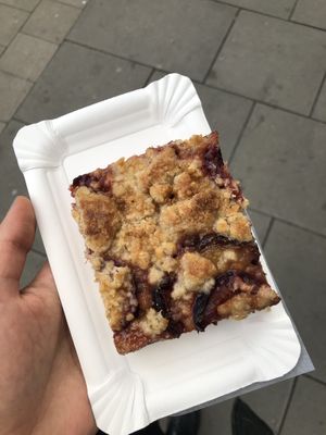 Pflaumenkuchen (vegan)  at denn's Biomarkt - Schanze in Hamburg
