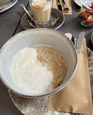 Bowl Halb/Halb: Sojajoghurt und Haferporridge  at Café Sonntag in Dortmund