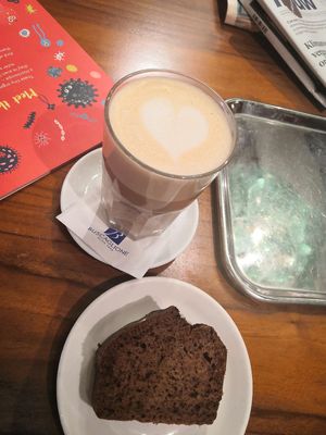 Latte and banana bread at De Koffiesalon Centrum in Amsterdam