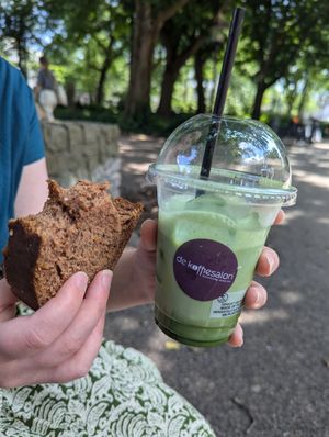 Iced matcha latte and banana bread at De Koffiesalon Centrum in Amsterdam