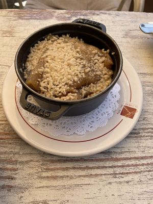 El cocotte decía en el menú que traía papas, pero no encontramos ni una. Y tenía una masa grasosa incomible y queso sin sabor  at La Route Des Vins Val Quirico in Santeagueda