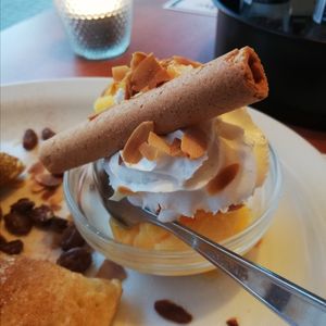 Apple Pie pancake comes with vegan whipped cream + vegan cookie and the choice between lemon or orange sorbet at D' Olle Smidse in Midwolda