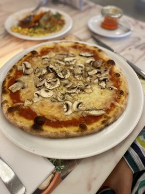 Pizza Funghi, Mittagsmenü  at Uno e più in Kriens