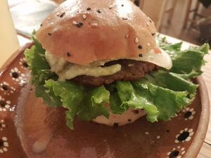 Hamburguesa de falafel at Calavera Coyote Pulquería in Puebla