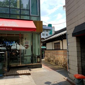 walk in alley to right... then turn right at Kkot Bape Pida - 꽃 밥에 피다 A Flower Blossom on the Rice in Seoul