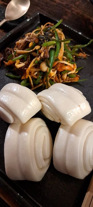 Stir fry with Rose Buns at Kkot Bape Pida - 꽃 밥에 피다 A Flower Blossom on the Rice in Seoul