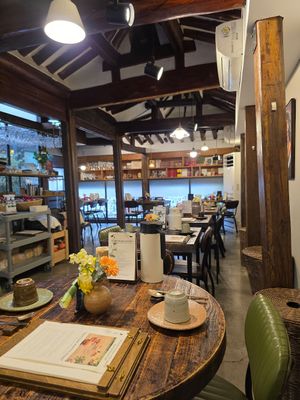  at Kkot Bape Pida - 꽃 밥에 피다 A Flower Blossom on the Rice in Seoul