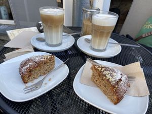 Kaffee Freddo und Latte macchiato beides mit Hafermilch und Mandelkuchen   at Dahlmanns Bazar in Sassnitz