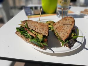 Panino vegano con hummus, spinaci freschi, pomodoro e zucchine at Chiosco Palladio in Jesolo