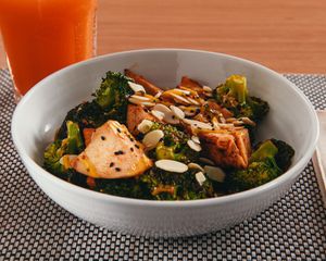 Bowl de frango e bróculos com molho de mostarda antiga e amêndoa crocante at Terrassa in Amarante