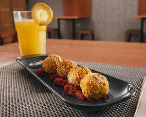 Falafel com tomate frito at Terrassa in Amarante