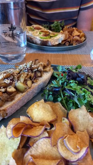 Tosta de cogumelos + Tosta queijo brie e figo. Tosta boa e paladosa. No entanto as batatas sao de pacote (pingo doce). Cada tosta 9,80€. Nao compensa! at Terrassa in Amarante