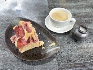 Pflaumenkuchen, Kaffee mit Hafermilch   at Teehaus Buddhas Weg in Wald-michelbach