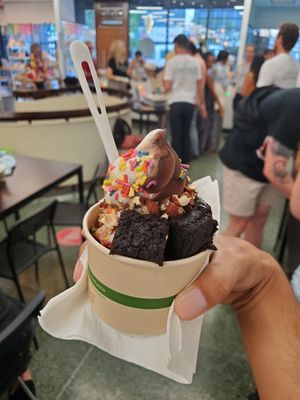 Vaso creado por mí: Helado mixto (chocolate + vainilla), avellanas, sprinkles y 😱😋BROWNIE. #Veganuary at MÜ in San Juan