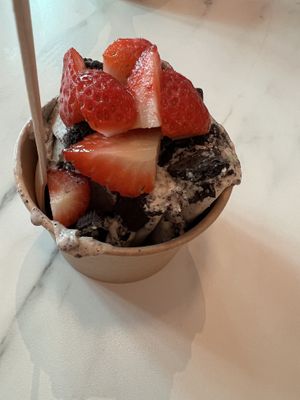 Oreo caramel with strawberries 🤤 made from hemp milk   at Saeta Húsið in Reykjavik