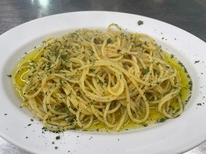 Spaghetti garlic oil pepper at Scugnizzo in Naples