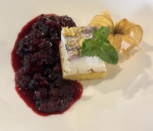 Vegan toetje met citroen en blauwe bessen   at Koaikers Huus in Buren