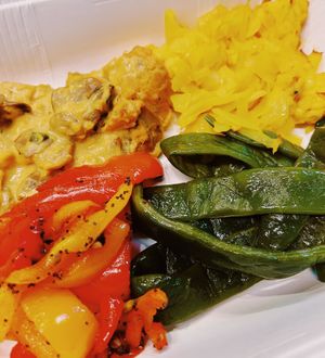 Piatto misto con tempeh ai funghi, verze, peperoni e taccole  at Alhambra in Milan