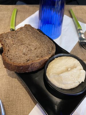 Hummus e pane fatto in casa   at Alhambra in Milan