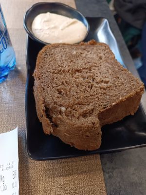 Hummus and bread at Alhambra in Milan