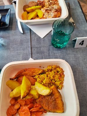 In alto lasagne come portata principale, in basso un ottimo tofu strapazzato at Alhambra in Milan