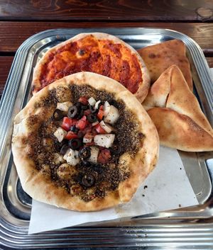 Scharfe Soße, Thymian Gemüse, Spinat, Kartoffel at Damas Ros in Gottingen