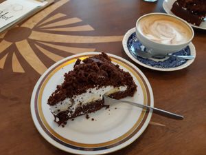 Veganer Maulwurfskuchen und Hafercapuccino at Tattoo-Café Peckerl in Dresden