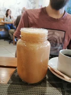 Jugo de jengibre con piña at Hojas Verdes Vegetariano in Xalapa