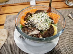 Ensalada con falafel at Hojas Verdes Vegetariano in Xalapa