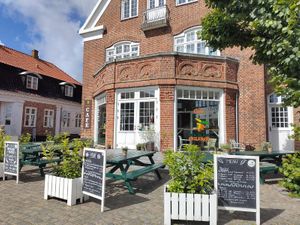 Front + terrace at Den Glade Gulerod in Ringkobing