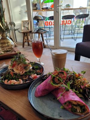 Sandwich m. Ei & Shirmps & veganer wrap. at Den Glade Gulerod in Ringkobing