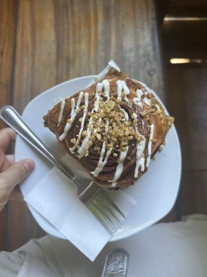 Sehr touristisch aber vegane Cinnamon Roll😄 at Colibri in Monteverde