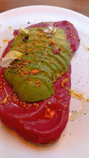 Tostada de hummus de remolacha con aguacate at umami in Madrid