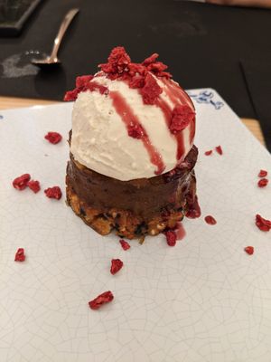 vegan crumble with ice cream at Alium Tapería in Vigo