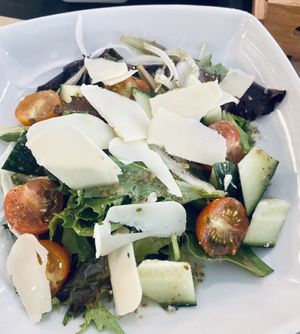 Ensalada con queso feta vegano  at Penguin Bar in Bilbao