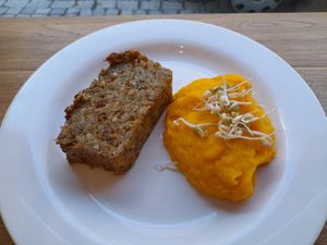 Čočková sekaná s bramborovo - dýňovou kaší(vegan) at Družstvo Viktorina Loca in Pribor