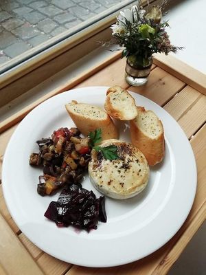 Grilovaný hermelín se zeleninou a glazovanou řepou at Družstvo Viktorina Loca in Pribor