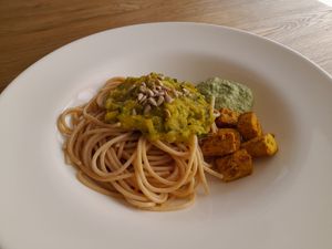 Celozrné špagety s cuketovou omáčkou, pestem z medvědího česneku a pečeným tofu at Družstvo Viktorina Loca in Pribor