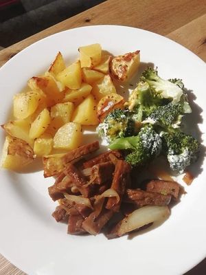 Robi nudličky, smetanová brokolice a pečený brambor at Družstvo Viktorina Loca in Pribor