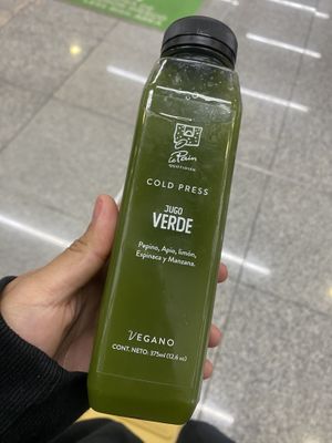 Cold Press - Jugo Verde Cucumber, Apio, Limón, Spinach, Apple 🥰  at MEX - Le Pain Quotidien - T2 in Mexico City