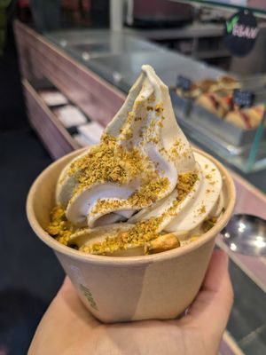 Pistachio+ vanilla soft serve at Sammys Berliner Donuts in Berlin