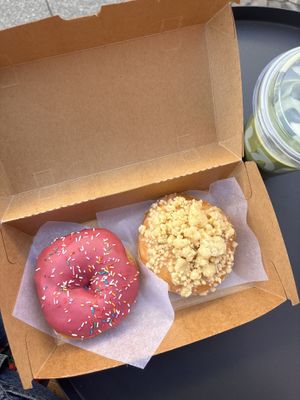 spingfield (l) and vanilla crumble (r)  at Sammys Berliner Donuts in Berlin