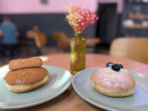 Lotus und Blueberry   at Sammys Berliner Donuts in Berlin