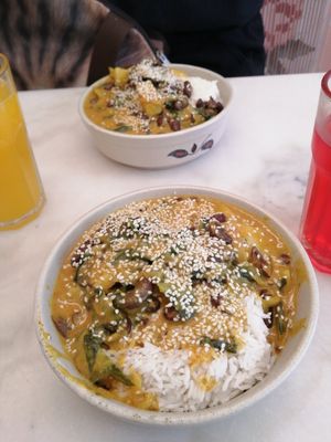 Curry végan at Enfants Terribles Café in Rennes